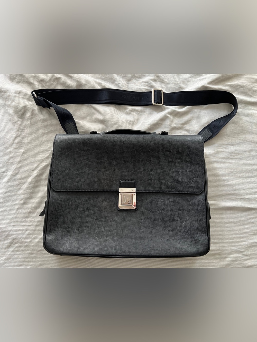 Authentic Louis Vuitton Taiga Vassili PM Briefcase Business Bag Navy